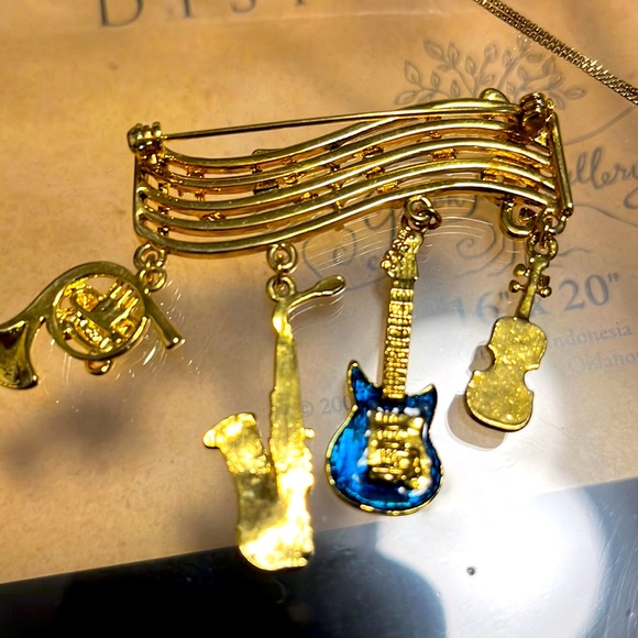 New and boxed musical note pin. Gold tone - Picture 3 of 6